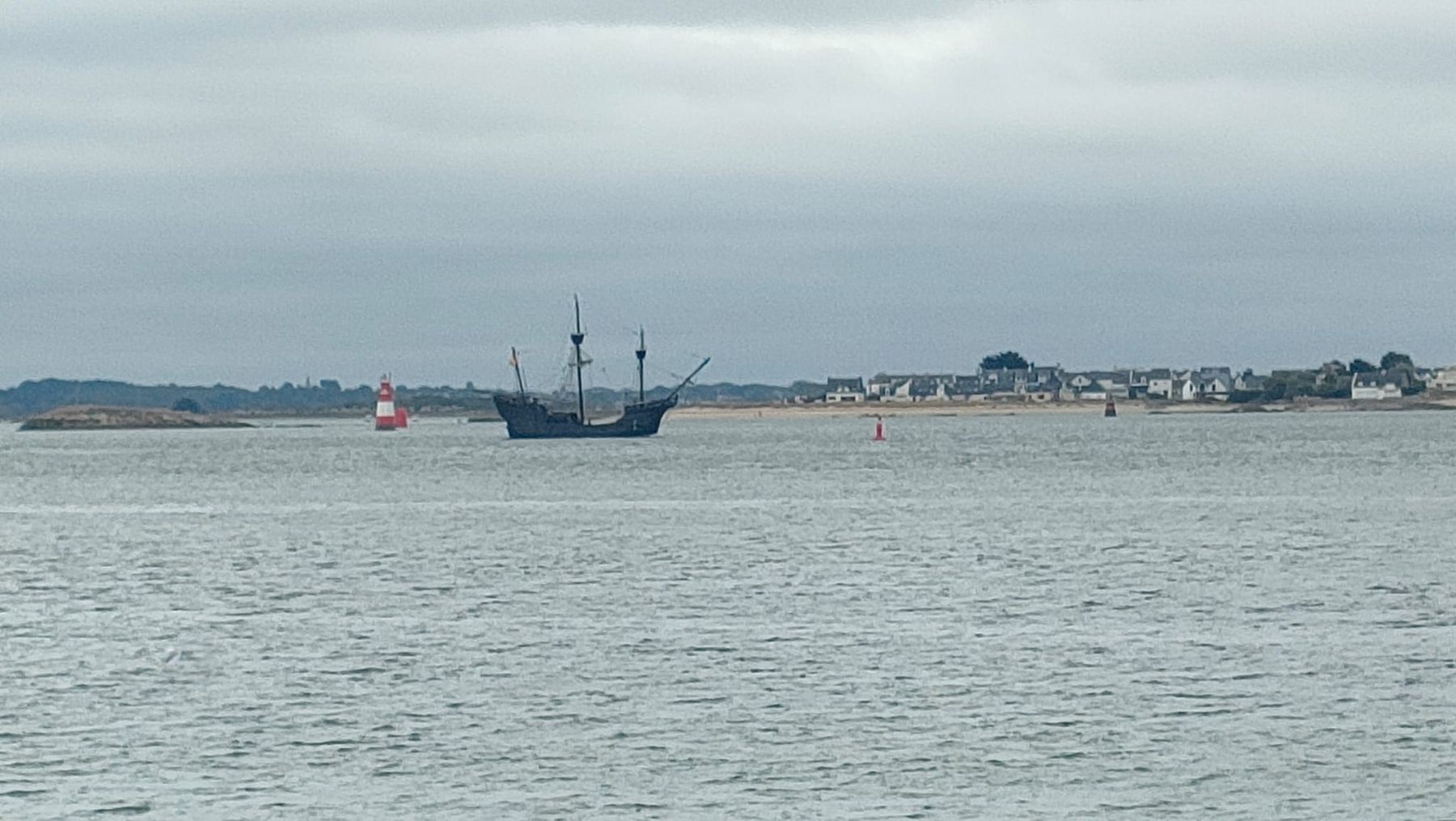 Navire ancien en mer près de la côte