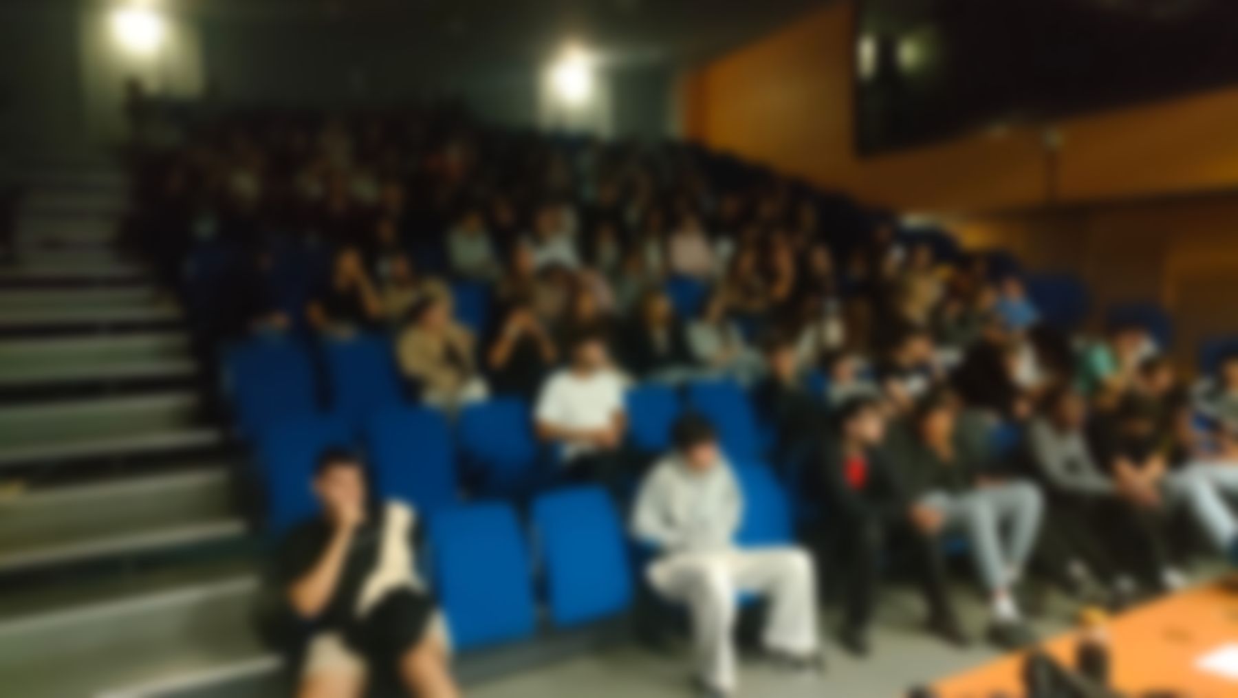 Intervention devant des élèves dans un amphithéâtre